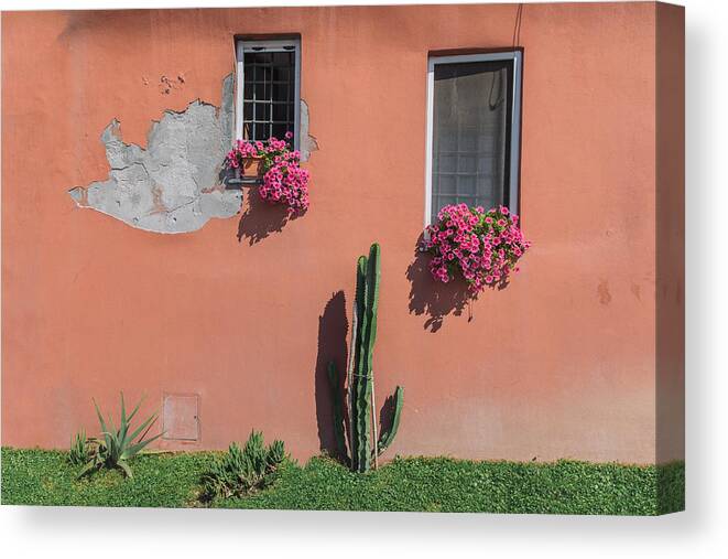 Italy Canvas Print featuring the photograph Sun models.. by A Rey