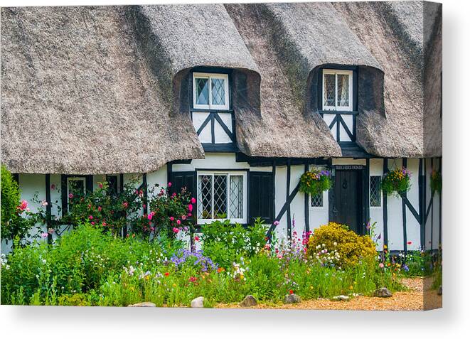 Cambridgeshire Canvas Print featuring the photograph Thatched Cottage Hemingford Abbots Cambridgeshire by David Ross