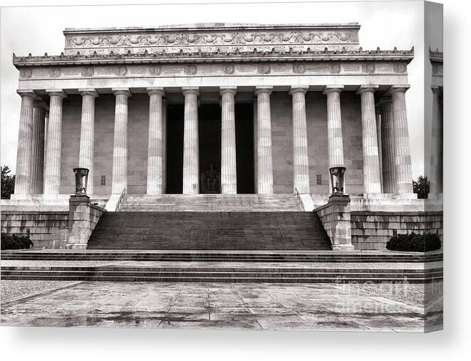 Washington Canvas Print featuring the photograph The Lincoln Memorial by Olivier Le Queinec