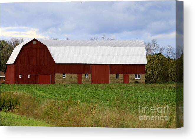 Barn Canvas Print featuring the photograph Well Kept Barn by Kathy DesJardins