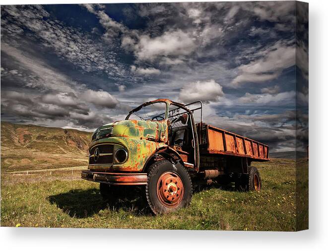 Landscape Canvas Print featuring the photograph Z 466 by ?orsteinn H. Ingibergsson