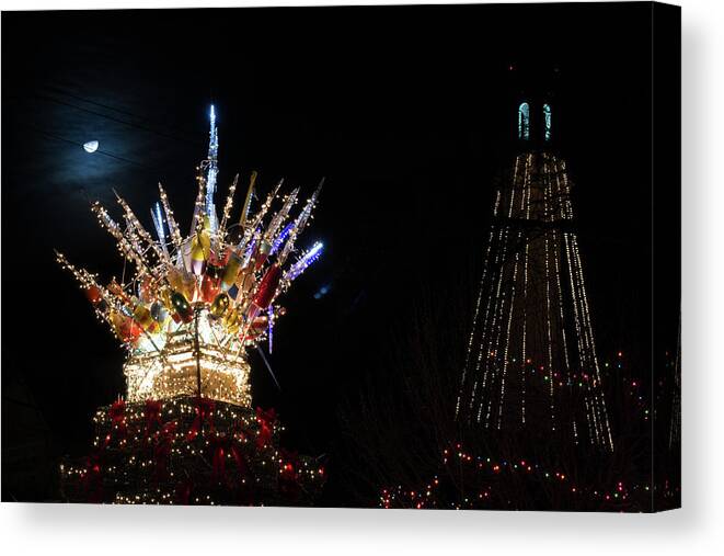Lobster Pot Canvas Print featuring the photograph Christmas Crown by Ellen Koplow