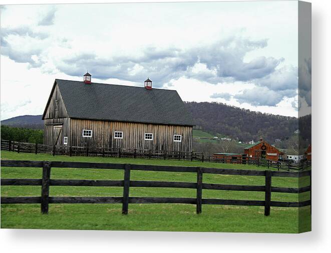Farm Canvas Print featuring the photograph Farmhouse in Northern Virginia by Emanuel Tanjala