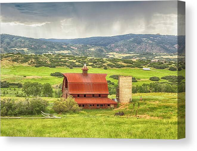 Barn Canvas Print featuring the photograph Foothills Barn by Lorraine Baum