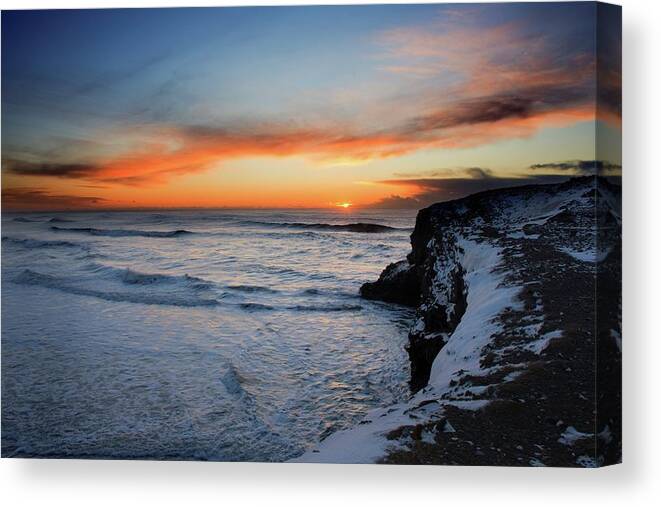 Sunrise Canvas Print featuring the photograph Frozen Iceland by Robert Grac