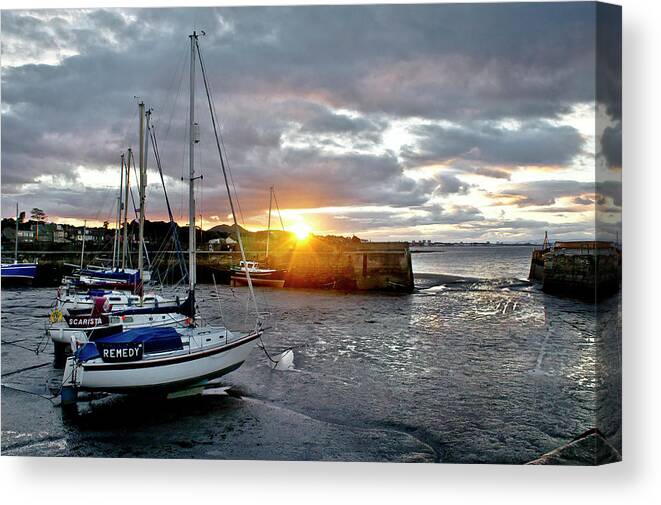 Sunset Canvas Print featuring the photograph In the rays of the setting sun. by Elena Perelman
