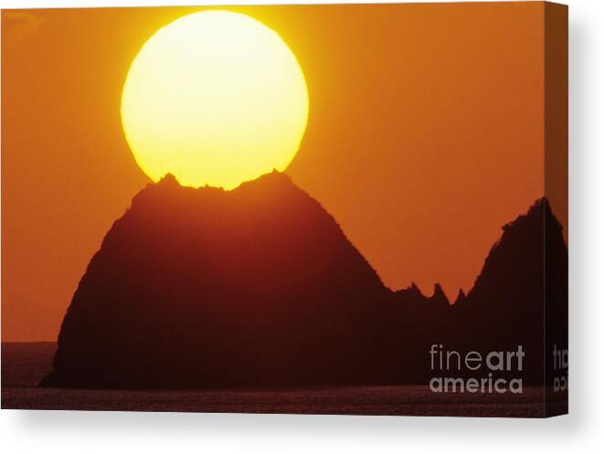 Beautiful Canvas Print featuring the photograph Manzanillo Sunset by Larry Dale Gordon - Printscapes