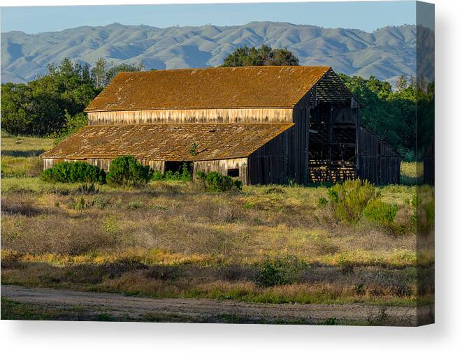 Old Barn Canvas Print featuring the photograph River Road Barn by Derek Dean