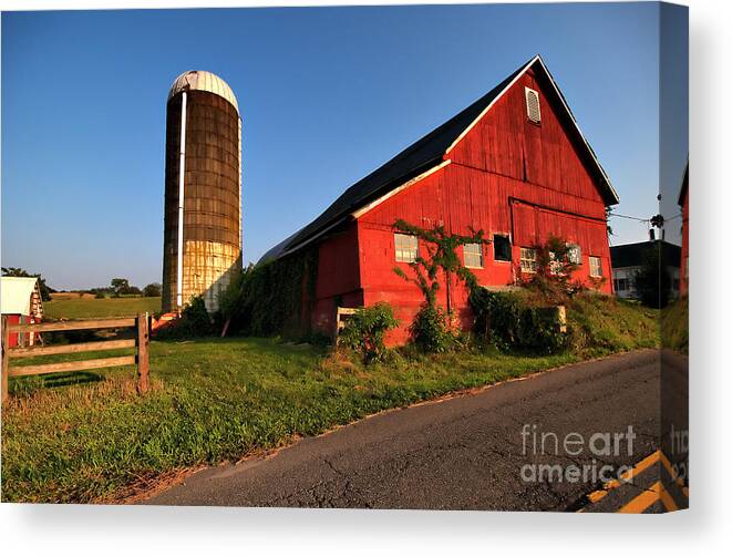 Barn Canvas Print featuring the photograph Sparta Barn by Valerie Morrison