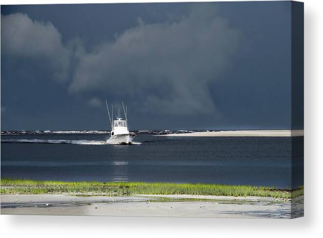  Canvas Print featuring the photograph Through The Storm by Phil Mancuso