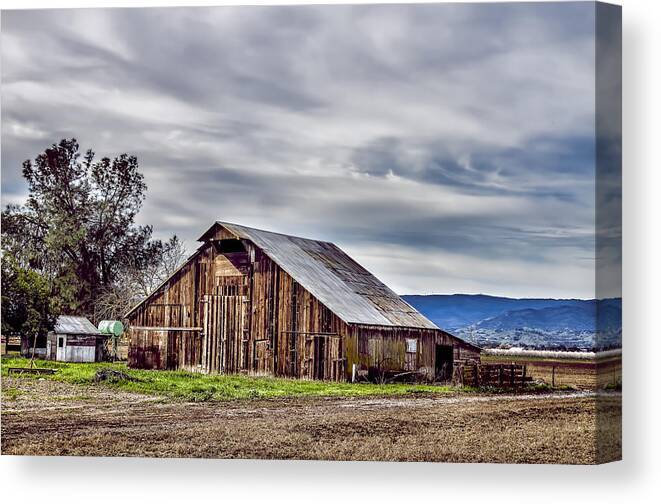 Barn Canvas Print featuring the photograph VV Old Barn by Bruce Bottomley