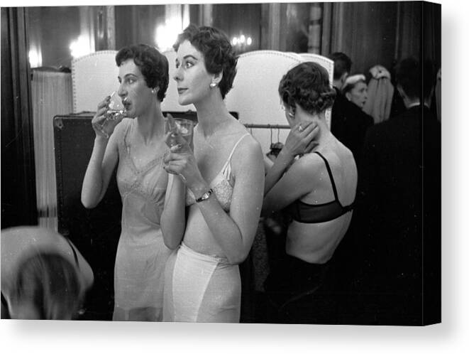 1950-1959 Canvas Print featuring the photograph Champagne Break #1 by Kurt Hutton