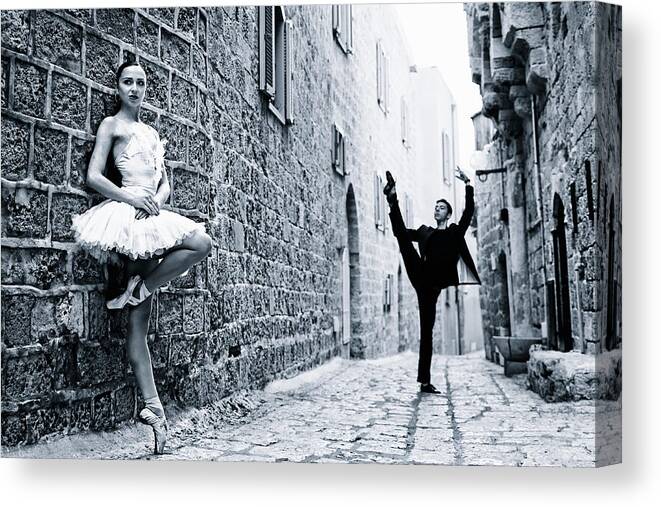 Performance Canvas Print featuring the photograph by Amnon Eichelberg