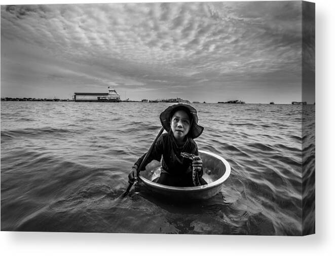 Everyday Canvas Print featuring the photograph Float To Free by Chiko Yamaoka