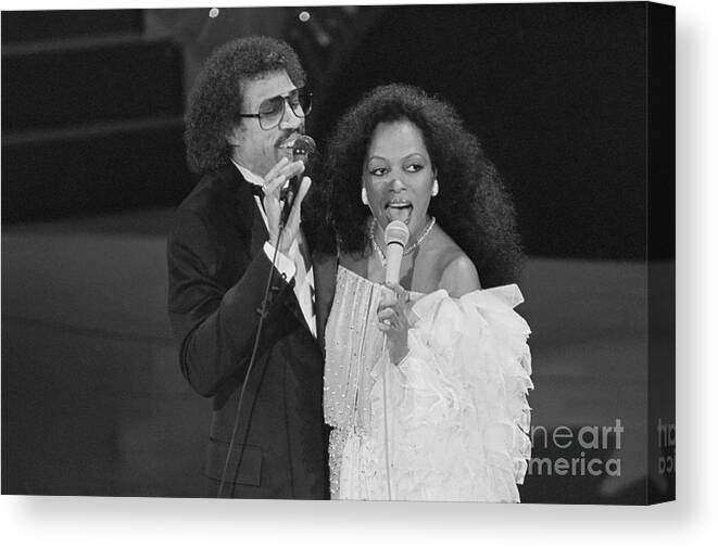 Singer Canvas Print featuring the photograph Lionel Richie And Diana Ross Singing by Bettmann