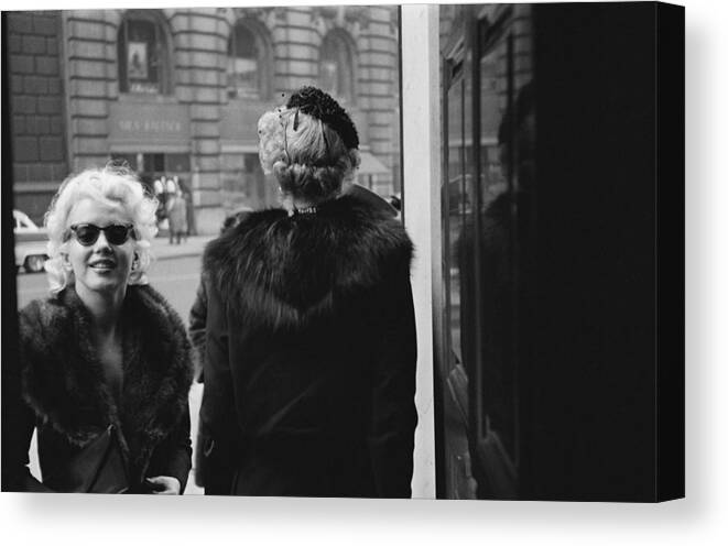 People Canvas Print featuring the photograph Marilyn In New York by Michael Ochs Archives