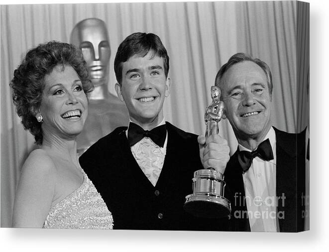 Young Men Canvas Print featuring the photograph Mary Tyler Moore, Timothy Hutton by Bettmann