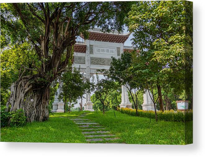 Landmark Canvas Print featuring the photograph Memorial Arch by Yunarto Song