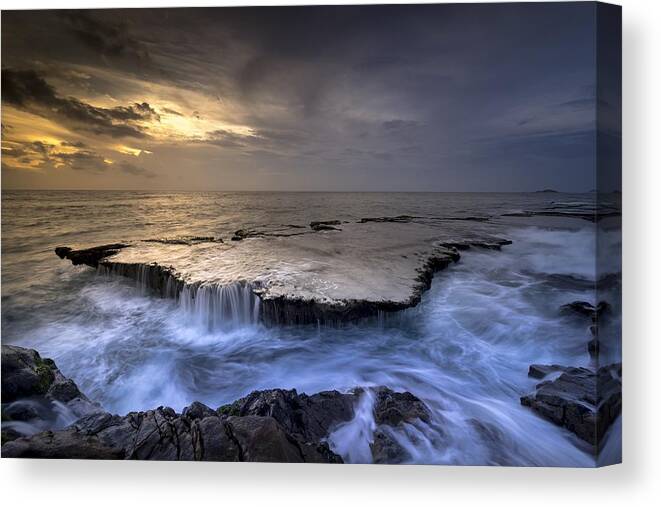  Canvas Print featuring the photograph Sea waterfalls by Top Wallpapers