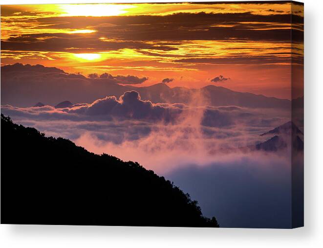 Sunrise Canvas Print featuring the photograph Sunrise above the Smokey Mountains by Randall Allen