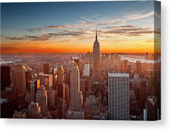 Outdoors Canvas Print featuring the photograph Sunset Over Manhattan by Inigo Cia