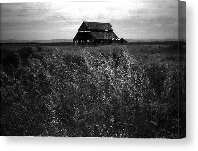 Landscape Canvas Print featuring the photograph Barn in America #1 by WonderlustPictures By Tommaso Boddi