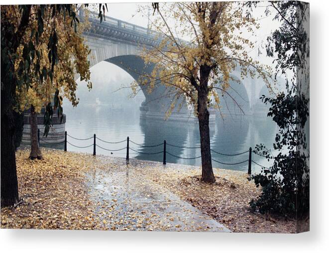 London Bridge Canvas Print featuring the photograph London Bridge Fog 090885-8n by Tam Ryan