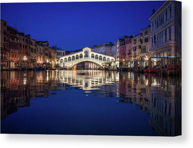 Notte Canvas Print featuring the photograph B0008180 - Night Reflections of Rialto Bridge by Marco Missiaja