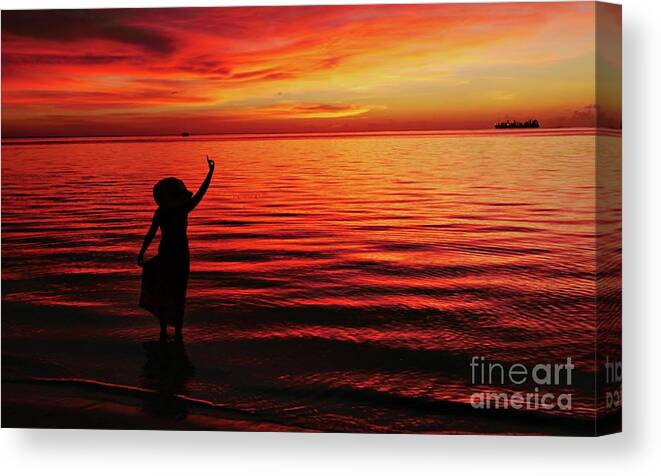 Twilight Canvas Print featuring the photograph Bye bye another day by On da Raks