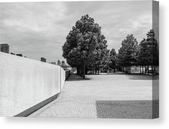 New York Canvas Print featuring the photograph Four Freedom Memorial 2 by Alberto Zanoni