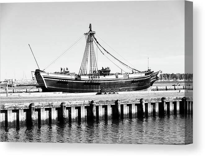Friendship Of Salem Canvas Print featuring the photograph Friendship of Salem Ship by Lisa Cuipa