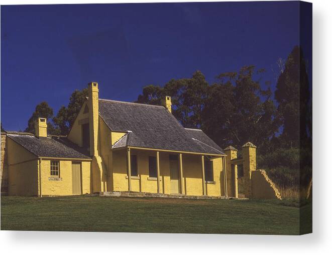 Cottage Canvas Print featuring the photograph Settler's Cottage by Frank Lee
