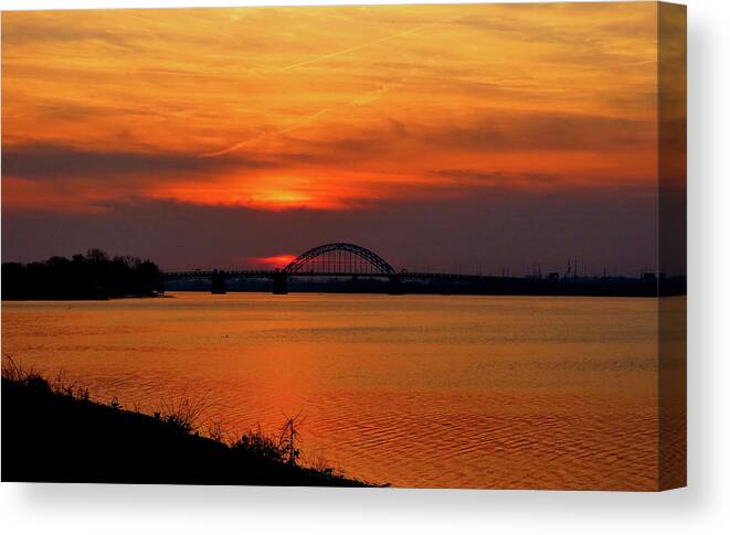 Delaware River Canvas Print featuring the photograph Sundown on the Delaware River by Linda Stern