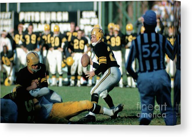 People Canvas Print featuring the photograph Pittsburgh Steelers Bobby Layne by Bettmann