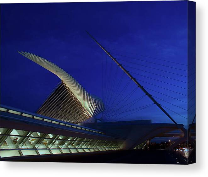 Milwaukee Art Museum Canvas Print featuring the photograph Dusk at the Calatrava by Chuck De La Rosa