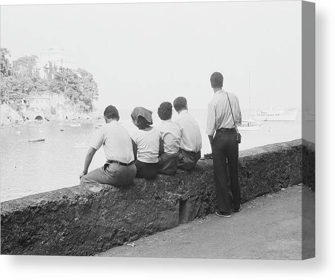 People Canvas Print featuring the photograph Paraggi Beach #1 by Thurston Hopkins