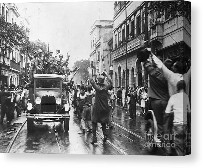Crowd Of People Canvas Print featuring the photograph Citizens Welcome Revolutionary Troops by Bettmann
