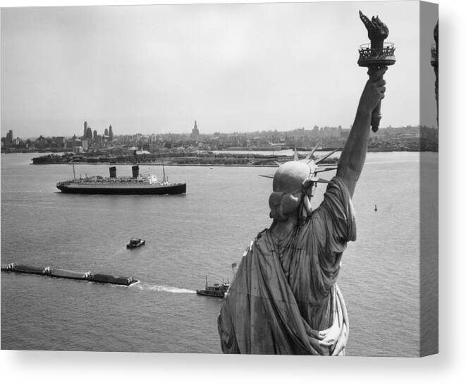 1950-1959 Canvas Print featuring the photograph Libertys View by Hulton Archive