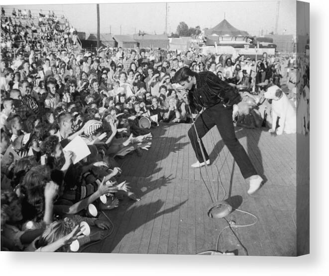 Rock And Roll Canvas Print featuring the photograph Presley Performs by Hulton Archive