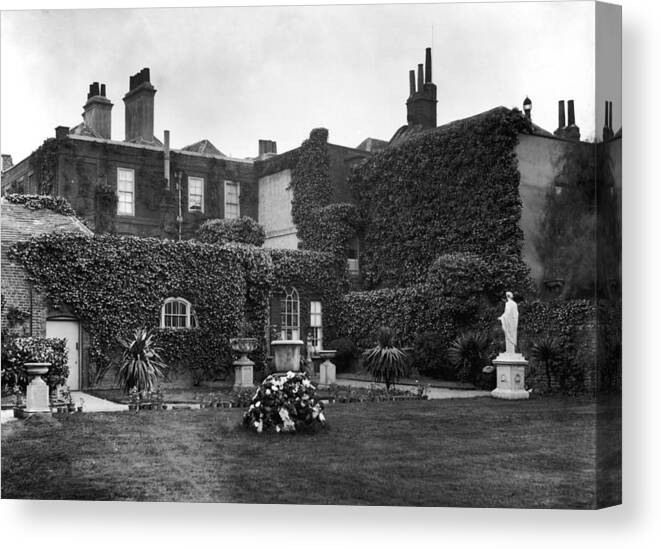Statue Canvas Print featuring the photograph The Grange by Hulton Archive