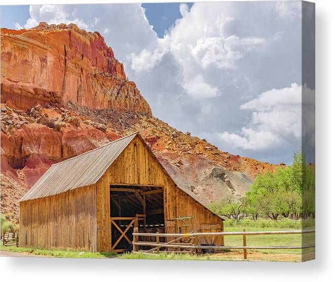 Ige08672 Canvas Print featuring the photograph Pioneer Barn by Gordon Elwell