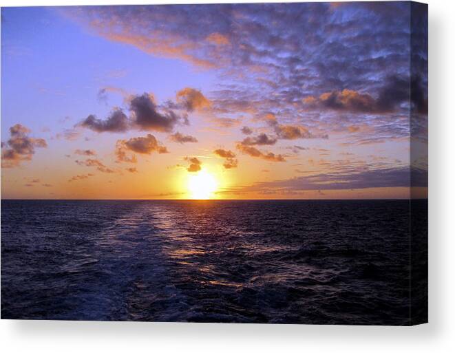  Sunset Canvas Print featuring the photograph Hawaiian End of Day by Bob Slitzan