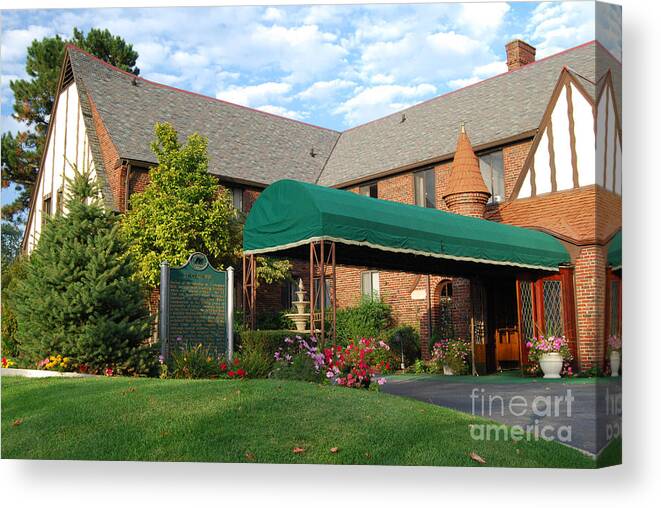 St Clair Inn Canvas Print featuring the photograph St Clair Inn Entrance by Grace Grogan