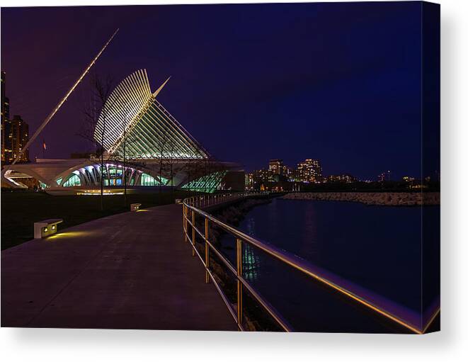 Milwaukee Art Museum Canvas Print featuring the photograph An Evening Stroll at the Calatrava by Chuck De La Rosa