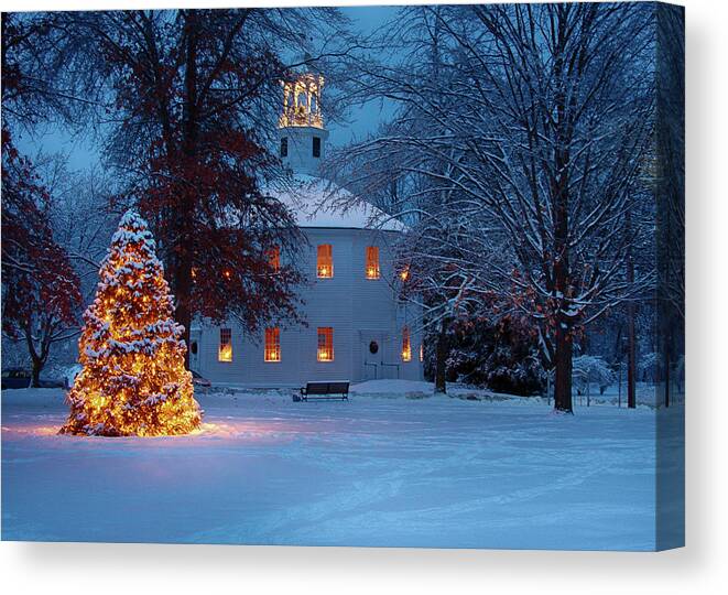 Round Church Canvas Print featuring the photograph Richmond Vermont round church at Christmas by Jeff Folger