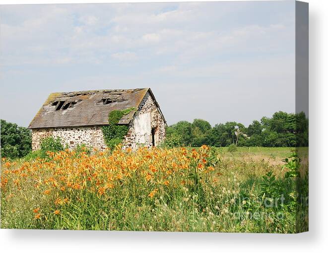 Barn Canvas Print featuring the photograph The Old Barn in Moorestown by Jan Daniels
