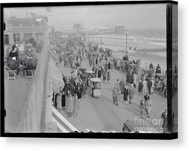 Crowd Of People Canvas Print featuring the photograph Huge Crowd Turns Out At Atlantic City by Bettmann