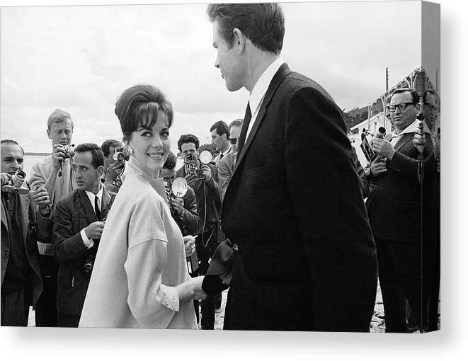 Natalie Wood Canvas Print featuring the photograph Wood and Beatty At The Cannes Film Festival by Paul Schutzer