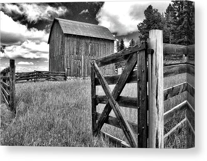 Barn Canvas Print featuring the photograph Old Barn, Colorado by Bob Falcone