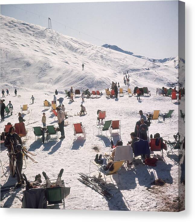 Skiing Canvas Print featuring the photograph Skiers At Verbier by Slim Aarons